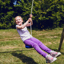 En pige der leger på den blå tallerkengynge fra Nordic Play