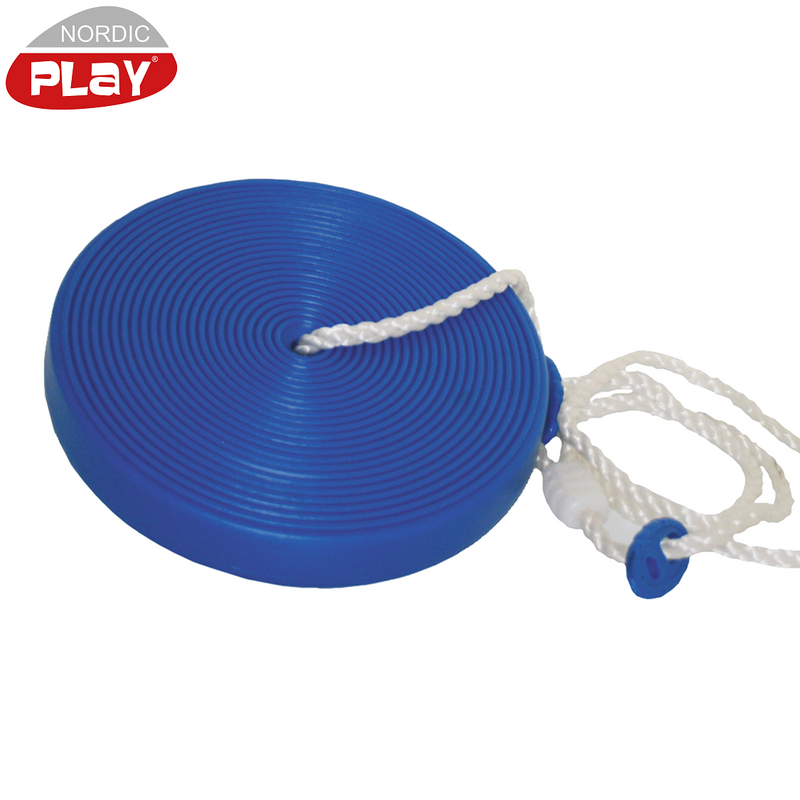 Den blå plastik tallerkengynge fra Nordic Play med et hvidt reb 
