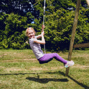 En pige der leger på den sorte tallerkengynge fra Nordic Play med et hvidt reb