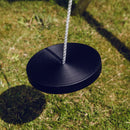 Den sorte tallerkengynge fra Nordic Play hænger på et gyngestativ 