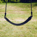 Den sort blød gynge med sort reb fra Nordic Play hænger på et gyngestativ 