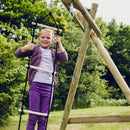 En pige leger på 5 trins rebstigen med sort reb fra Nordic Play 