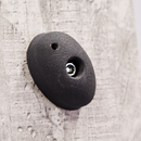 En enkelt grå klatresten fra Nordic Play der er skruet ind i væggen 