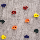 Der er mange af de farverige klatresten fra Nordic Play der er skruet ind i en væg