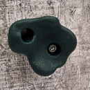 En grøn klatresten lavet i plast fra Nordic Play som hænger i en væg 