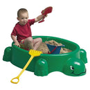 Grøn skildpadde sandkasse fra Paradiso Toys med sand og en dreng i 