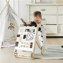 En baby der går med gå vognen med aktiviteter fra Nordic Play Nature  