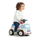 En pige der leger på børneambulance fra Falk