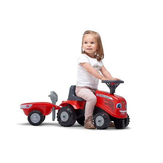 Pige der køre rundt på den røde Massey Ferguson traktor til børn fra Falk 