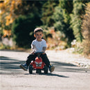 Barn der køre på Massey Ferguson baby traktor fra Falk  