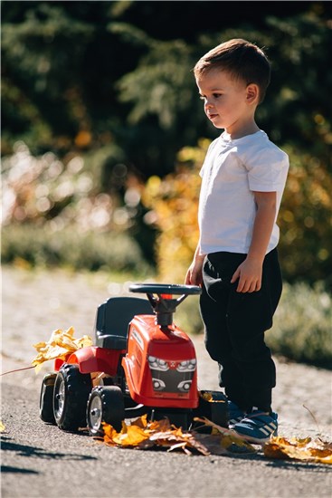 Den røde baby Massey Ferguson traktor fra Falk 