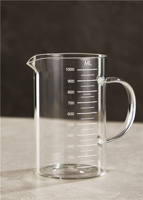 Den varmeresistent målekande i glas på 1 liter fra Day der står på et bord 