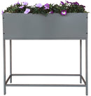 Den grå, Light Five, blomsterkasse i jern som står på et stativ fra Garden Life med lilla blomster i 