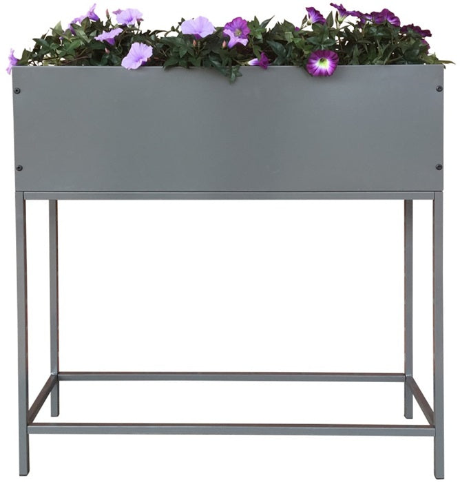Den grå, Light Five, blomsterkasse i jern som står på et stativ fra Garden Life med lilla blomster i 