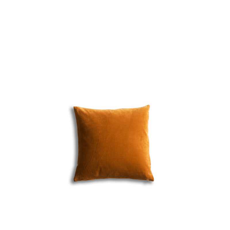 Mustard Velvet puden med en størrelse på 50x50cm fra ByLiving med fyld