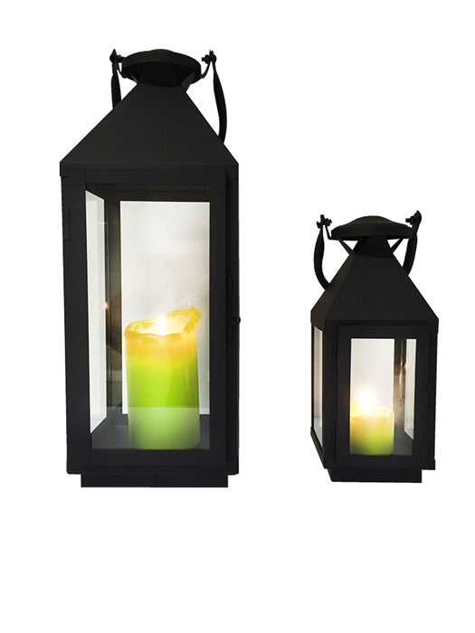 Et lanternesæt med 2 lanterner i forskelige størrelser lavet i sort lakeret stål fra Garden Life med et grønt lys i. 