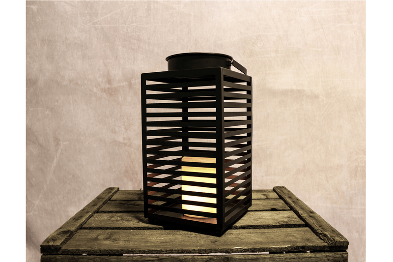 Den unikke Freja lanterne fra Njord med et linjeret design lavet i sort aluminium