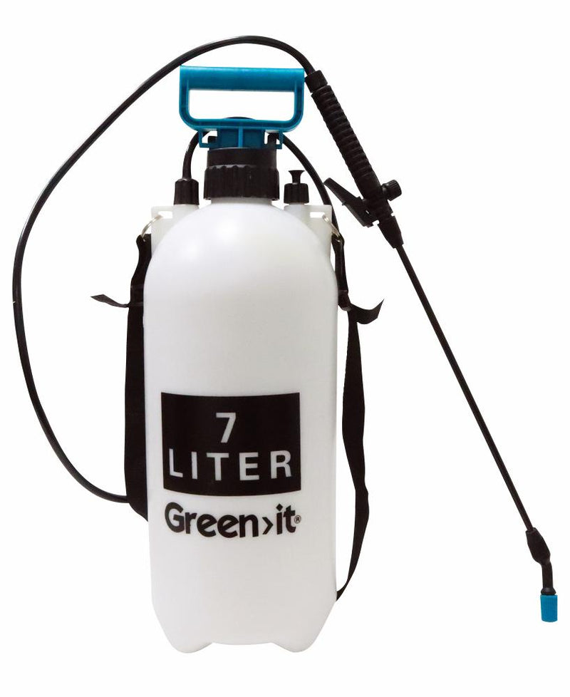Syv liter store, sort og blå havesprøjte med pumpe fra Green>it 
