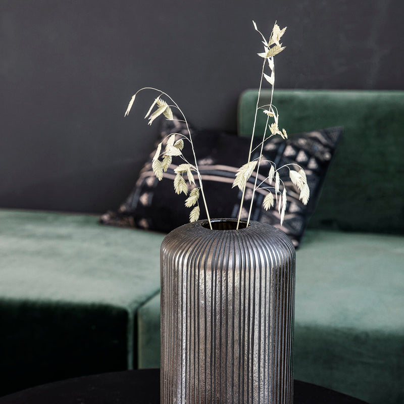 Den sort/brun Utla vase fra House Doctor med en grøn plante i 